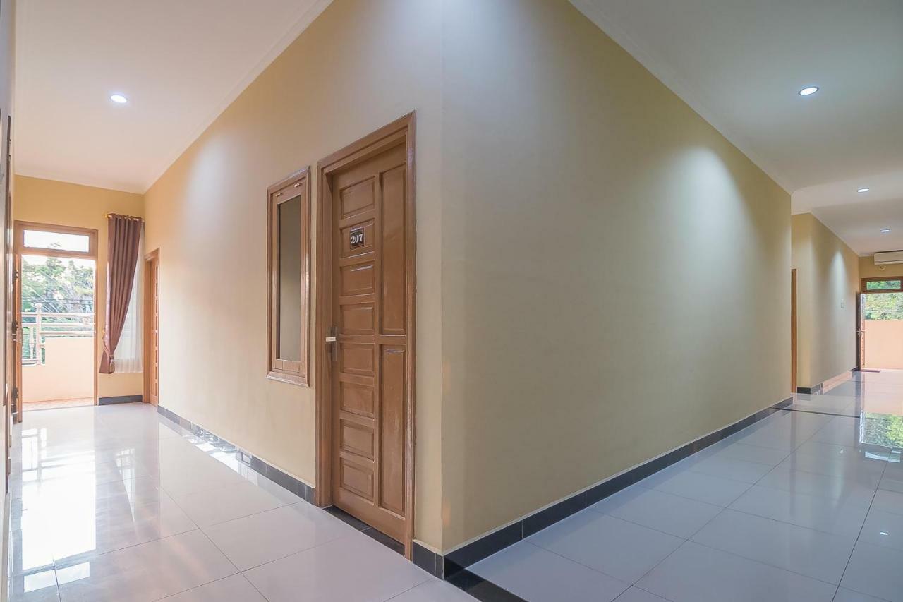 Reddoorz Plus Near Syamsudin Noor Airport 3 Banjarbaru Ngoại thất bức ảnh